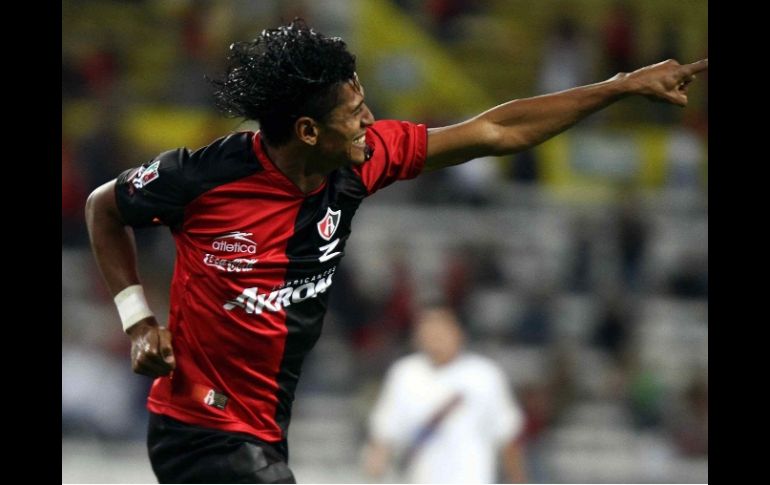 El delantero de Altas, Carlos Costly, celebra tras marcar gol ante Estudiantes. MEXSPORT  /