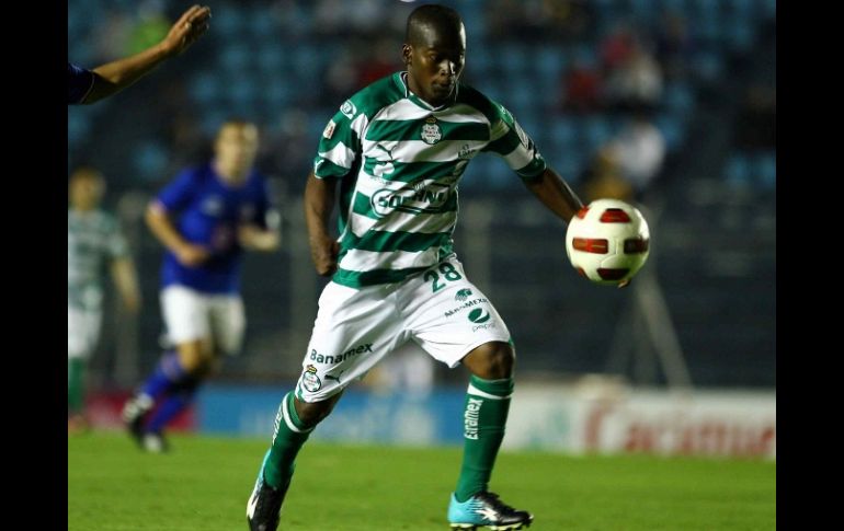 Darwin Quintero de Santos Laguna, en un partido contra Cruz Azul. MEXSPORT  /