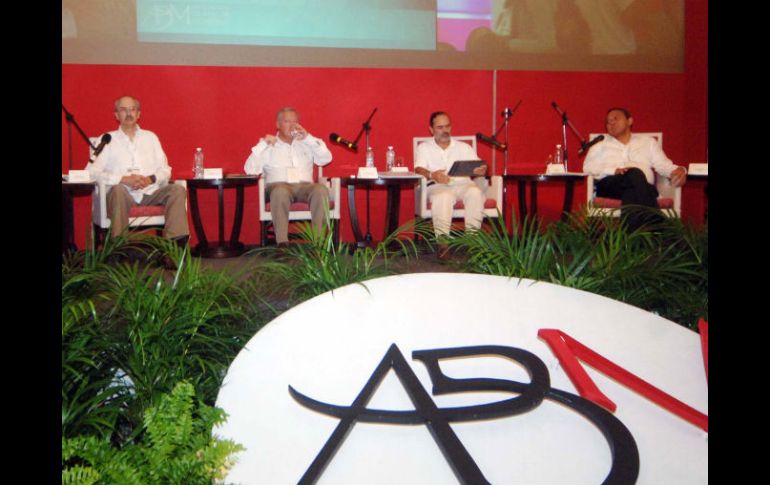 Gustavo Madero y Jesús Zambrano, en la 74 Convención Bancaria que se lleva a cabo Acapulco, Guerrero. NTX  /