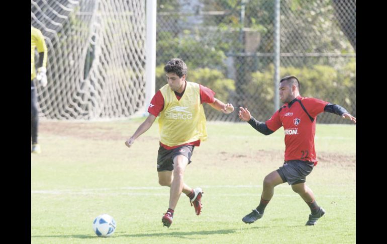 Nestor Vidrio y Édgar Pacheco disputan el esférico. E. PACHECO  /