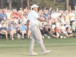 Tiger Woods cerró con broche de oro la segunda ronda, con un putt para birdie, el cual celebra modestamente. AFP  /