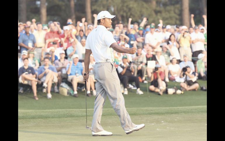 Tiger Woods cerró con broche de oro la segunda ronda, con un putt para birdie, el cual celebra modestamente. AFP  /