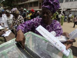 Una mujer emite su voto durante las elecciones parlamentarias en el distrito de Surulere en Lagos. REUTERS  /