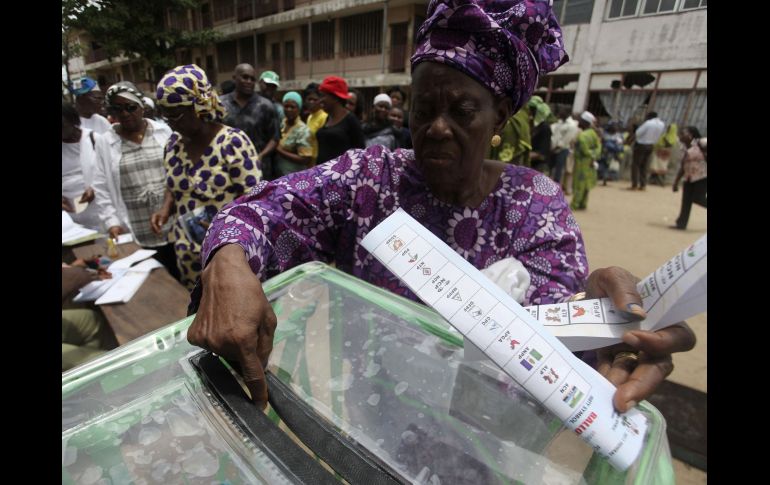 Una mujer emite su voto durante las elecciones parlamentarias en el distrito de Surulere en Lagos. REUTERS  /