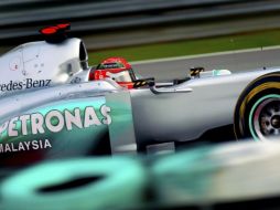 El pilodo de Mercedes, Michael Schumacher, durante su tercera sesión de entrenamiento en Sepang, Malasia. EFE  /