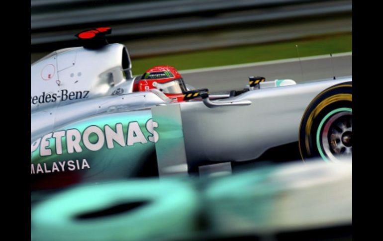 El pilodo de Mercedes, Michael Schumacher, durante su tercera sesión de entrenamiento en Sepang, Malasia. EFE  /