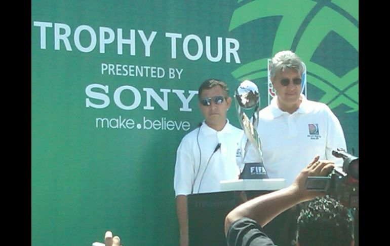 El director técnico campeón mundial con México en Perú 2005, Jesús Ramírez (derecha), hizo la presentación. R VELÁZQUEZ  /