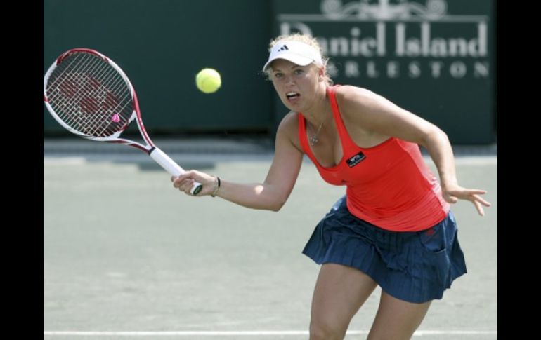 La tenista danesa, Caroline Wozniacki, combatiendo a la tenista, Jelena Jankovic, en el torneo de Charleston. AP  /