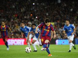 Messi, dispará el balón en el penalti que le dará a Barcelona la ventaja del primer gol ante el Almería. EFE  /