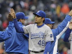 El lanzador mexicano Joakim Soria festeja la victoria de los Reales. AP  /