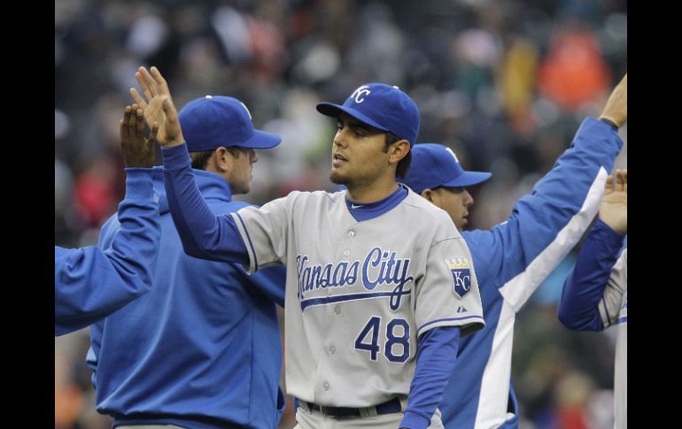 El lanzador mexicano Joakim Soria festeja la victoria de los Reales. AP  /