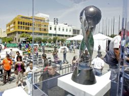 Aficionados y curiosos se acercaron a conocer la Copa, que estuvo ayer por la mañana afuera del Hospicio Cabañas. A. HINOJOSA  /