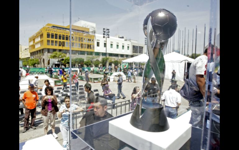 Aficionados y curiosos se acercaron a conocer la Copa, que estuvo ayer por la mañana afuera del Hospicio Cabañas. A. HINOJOSA  /