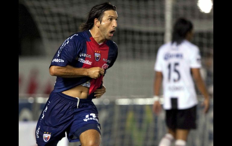 Francisco 'Kikín' Fonseca festeja el gol que abre el marcador, esta noche, en Cancún. MEXSPORT  /