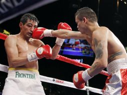 Marcos Maidana castiga el rostro de Erik ''El Terrible'' Morales. AP  /