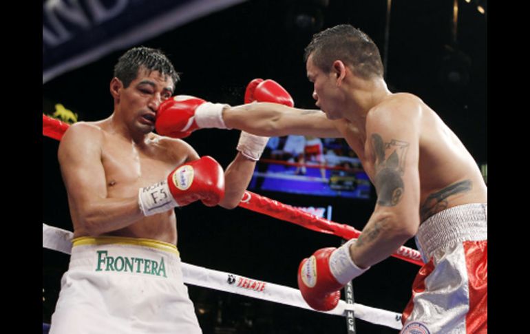 Marcos Maidana castiga el rostro de Erik ''El Terrible'' Morales. AP  /