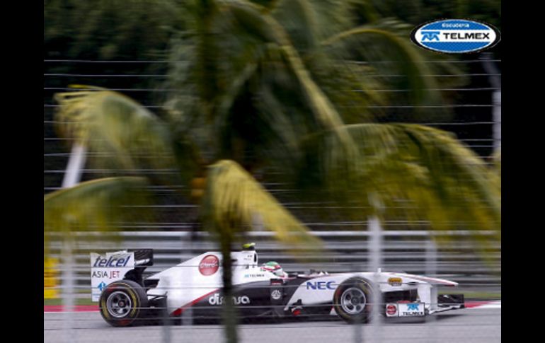 Checo Pérez circula por el trazado del circuito de Malasia abordo del Sauber C30. EFE  /