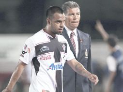 Pacheco fue expulsado antes del minuto cuatro, tras chocar con Alex Diego, de Atlante. MEXSPORT  /