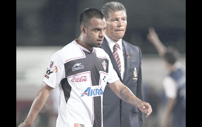 Pacheco fue expulsado antes del minuto cuatro, tras chocar con Alex Diego, de Atlante. MEXSPORT  /