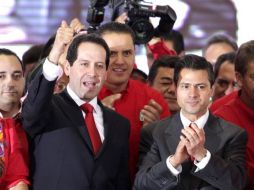 El abanderado priista a la gubernatura mexiquense (izquierda) es acompañado  por Enrique Peña Nieto. EL UNIVERSAL  /