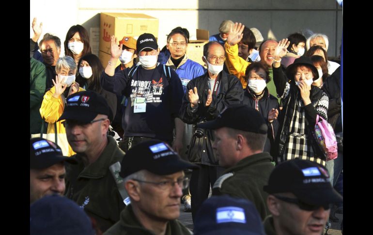 Un equipo médico, se reúne a fin de hacer una misión para los sobrevivientes del terremoto. AP  /