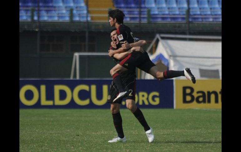 Los seleccionados de la Sub 20, Taufic Guarch y Kristian Álvarez celebran después de anotar un gol contra Costa Rica. MEXSPORT  /