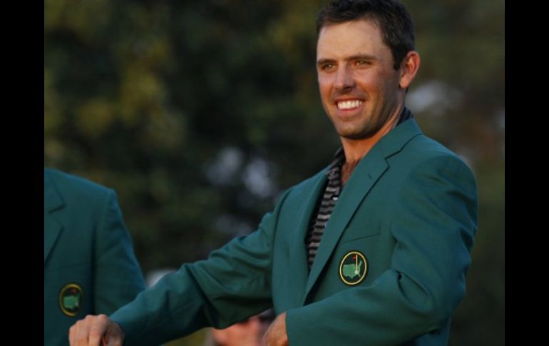 El sudafricano, Charl Schwartzel, muestra su chaqueta verde tras ganar el Torneo de golf de Augusta. AP  /