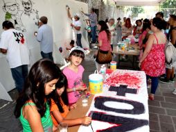 Personas rechazan la violencia mediante un mural. EL UNIVERSAL  /