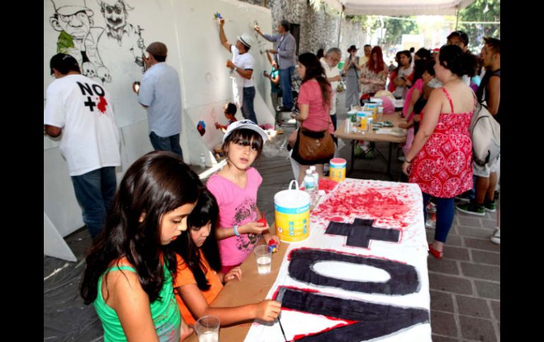 Personas rechazan la violencia mediante un mural. EL UNIVERSAL  /