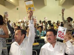 El líder nacional del sol azteca, Jesús Zambrano, y el senador Carlos Navarrete, durante la votación del Consejo Nacional del partido.  /