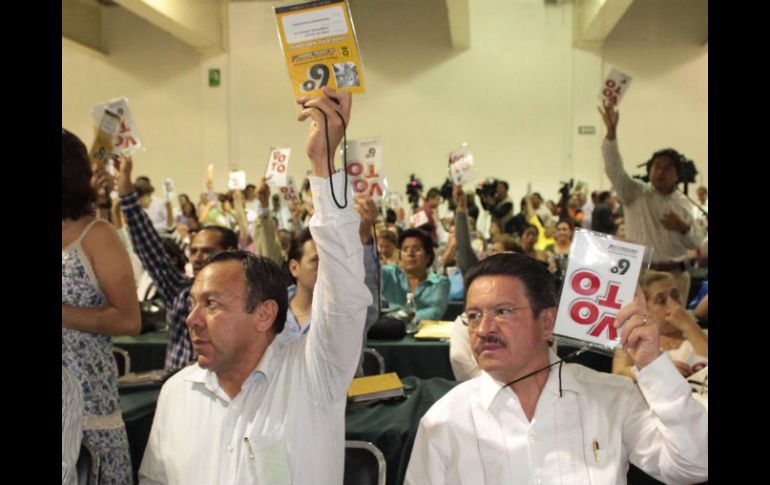 El líder nacional del sol azteca, Jesús Zambrano, y el senador Carlos Navarrete, durante la votación del Consejo Nacional del partido.  /