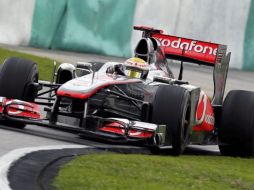 El piloto británico Lewis Hamilton de Mercedes McLaren, compitiendo en la carrera del Gran Premio de Malasia. EFE  /