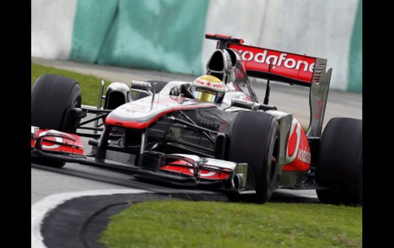 El piloto británico Lewis Hamilton de Mercedes McLaren, compitiendo en la carrera del Gran Premio de Malasia. EFE  /