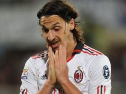 El jugador del AC Milán Zlatan Ibrahimovic se lamenta tras fallar ante el arco de la Fiorentina. EFE  /