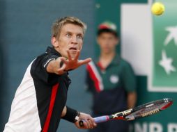 Jarkko Nieminen regresa la pelota a su oponente Julien Benneteau, durante el Torneo de Montecarlo. AFP  /