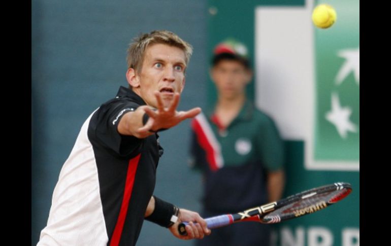 Jarkko Nieminen regresa la pelota a su oponente Julien Benneteau, durante el Torneo de Montecarlo. AFP  /