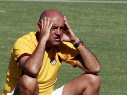 El “Chelís” observando el entrenamiento estudiantil. MEXSPORT  /