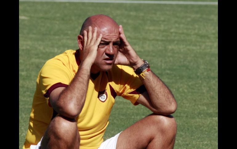 El “Chelís” observando el entrenamiento estudiantil. MEXSPORT  /