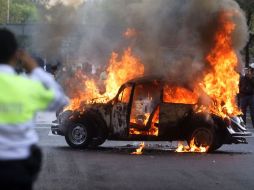 Integrantes del Sindicato Mexicano de Electricistas (SME) incendiaron cuatro autos, en calles aledañas a la CFE. EL UNIVERSAL  /