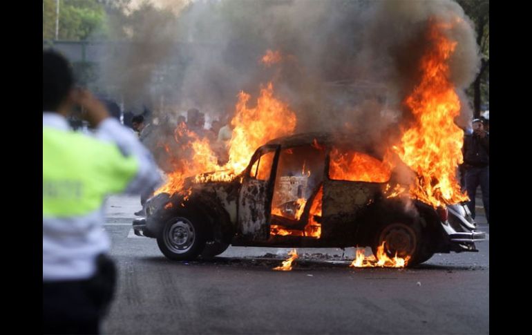 Integrantes del Sindicato Mexicano de Electricistas (SME) incendiaron cuatro autos, en calles aledañas a la CFE. EL UNIVERSAL  /