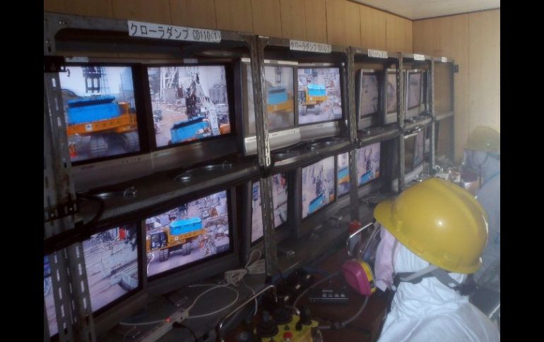 Trabajadores de la central nuclear de Fukushima realizan a control remoto las tareas de limpieza de escombros. EFE TEPCO  /