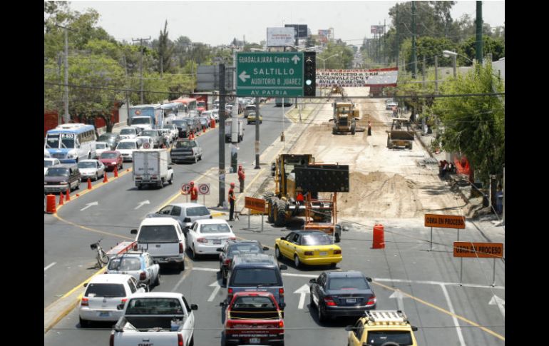 El domingo comenzaron las obras en Ávila Camacho. Los problemas viales en la zona se prolongarán hasta septiembre. M. FREYRÍA  /