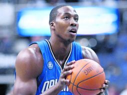 Dwight Howard regresó de un partido de suspensión y aportó 16 puntos. ESPECIAL  /