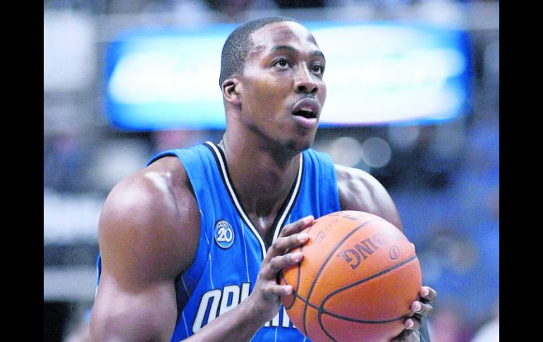 Dwight Howard regresó de un partido de suspensión y aportó 16 puntos. ESPECIAL  /