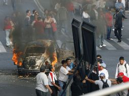 Autos quemados, 14 heridos y varios detenidos fue el saldo de la protesta de los electricistas sindicalizados en el DF. EFE  /