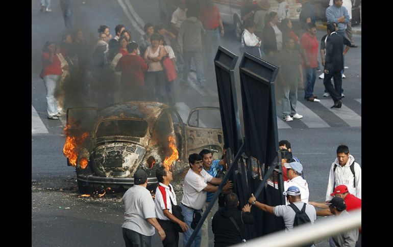 Autos quemados, 14 heridos y varios detenidos fue el saldo de la protesta de los electricistas sindicalizados en el DF. EFE  /