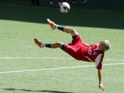 Adolfo Bautista trabajando en el entrenamiento de Chivas en busca de que lo consideren para el duelo de mañana. A. CAMACHO  /