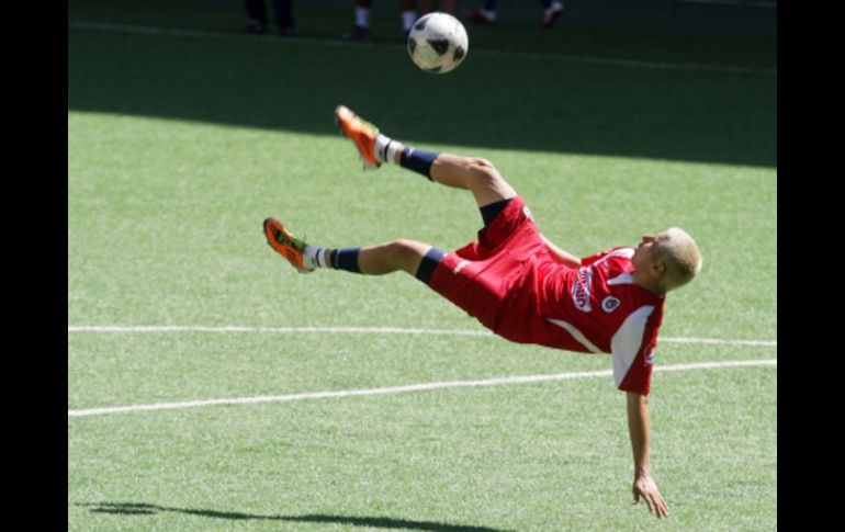 Adolfo Bautista trabajando en el entrenamiento de Chivas en busca de que lo consideren para el duelo de mañana. A. CAMACHO  /