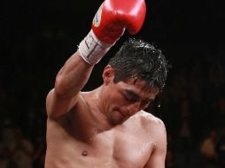 Erik Morales celebra su victoria ante el argentino Marcos Maidana el sábado en Las Vegas. MEXSPORT  /