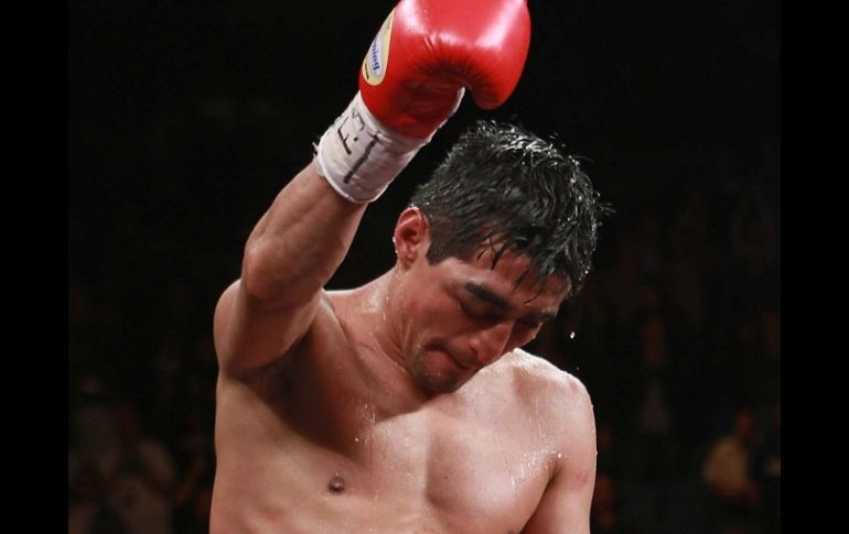 Erik Morales celebra su victoria ante el argentino Marcos Maidana el sábado en Las Vegas. MEXSPORT  /